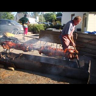 soirée cochon grillé avec tous les clients du camping le grearn*** à ambon dans le sud morbihan